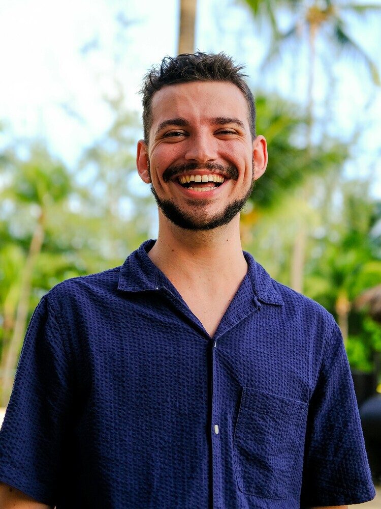 Profile Picture of Adrián Moreno (@zetxek), working side by side with a colleague: sitting on a desk, while looking at a screen